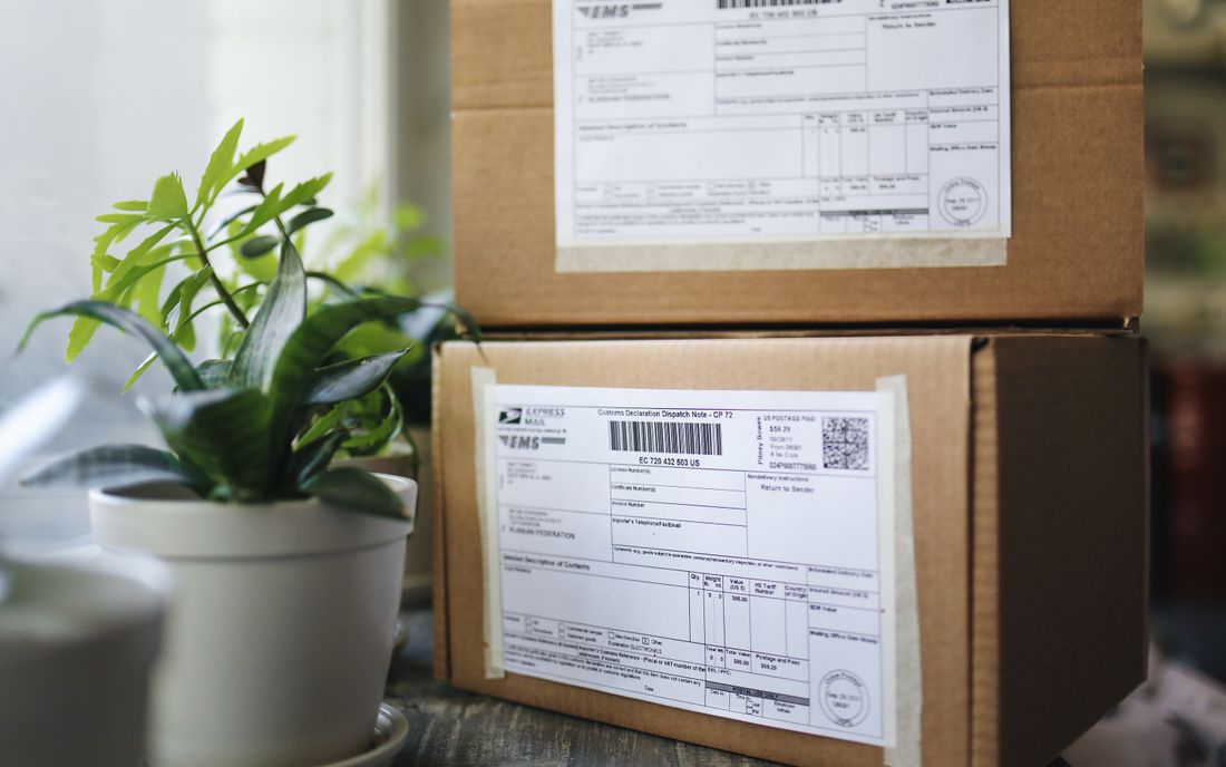Labelling and counting samples in a showroom